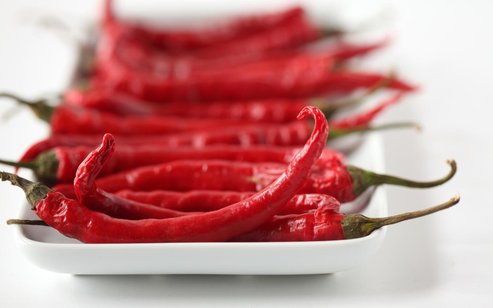 Free photo Red chili peppers on a white plate
