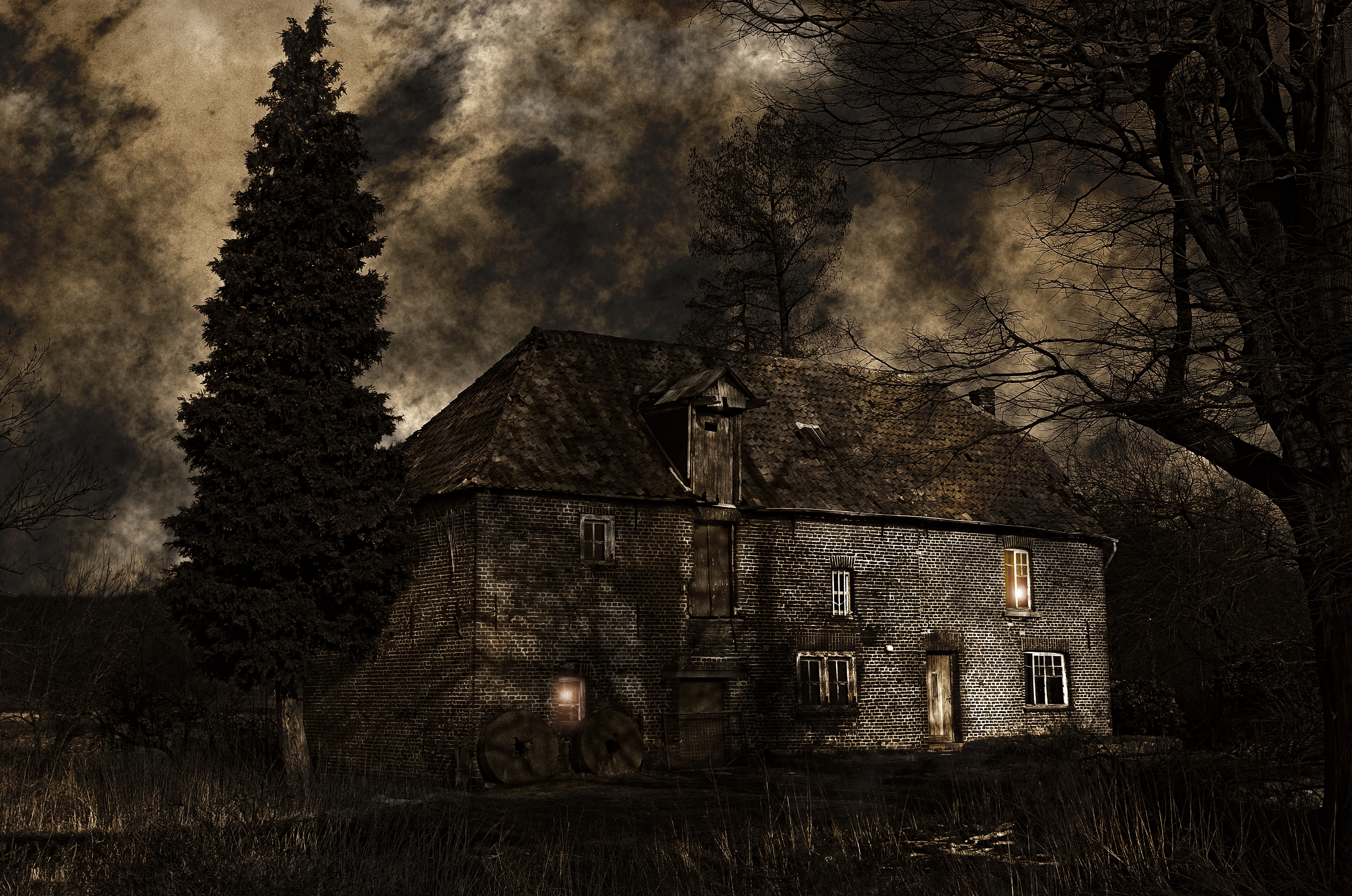 Бесплатное фото Мрачный каменный дом в плохую погоду