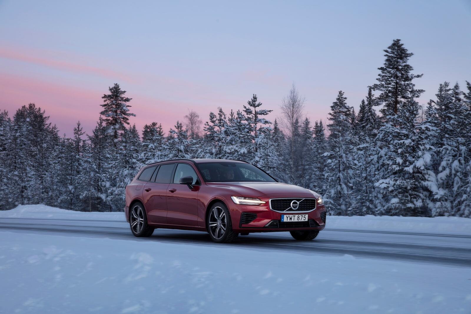 Free photo Volvo v60 on a winter road