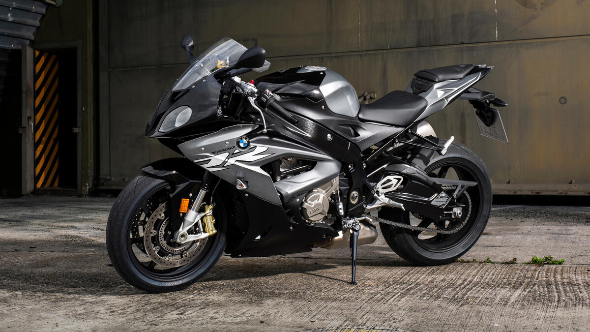 Спортивный мотоцикл BMW S1000 серого цвета