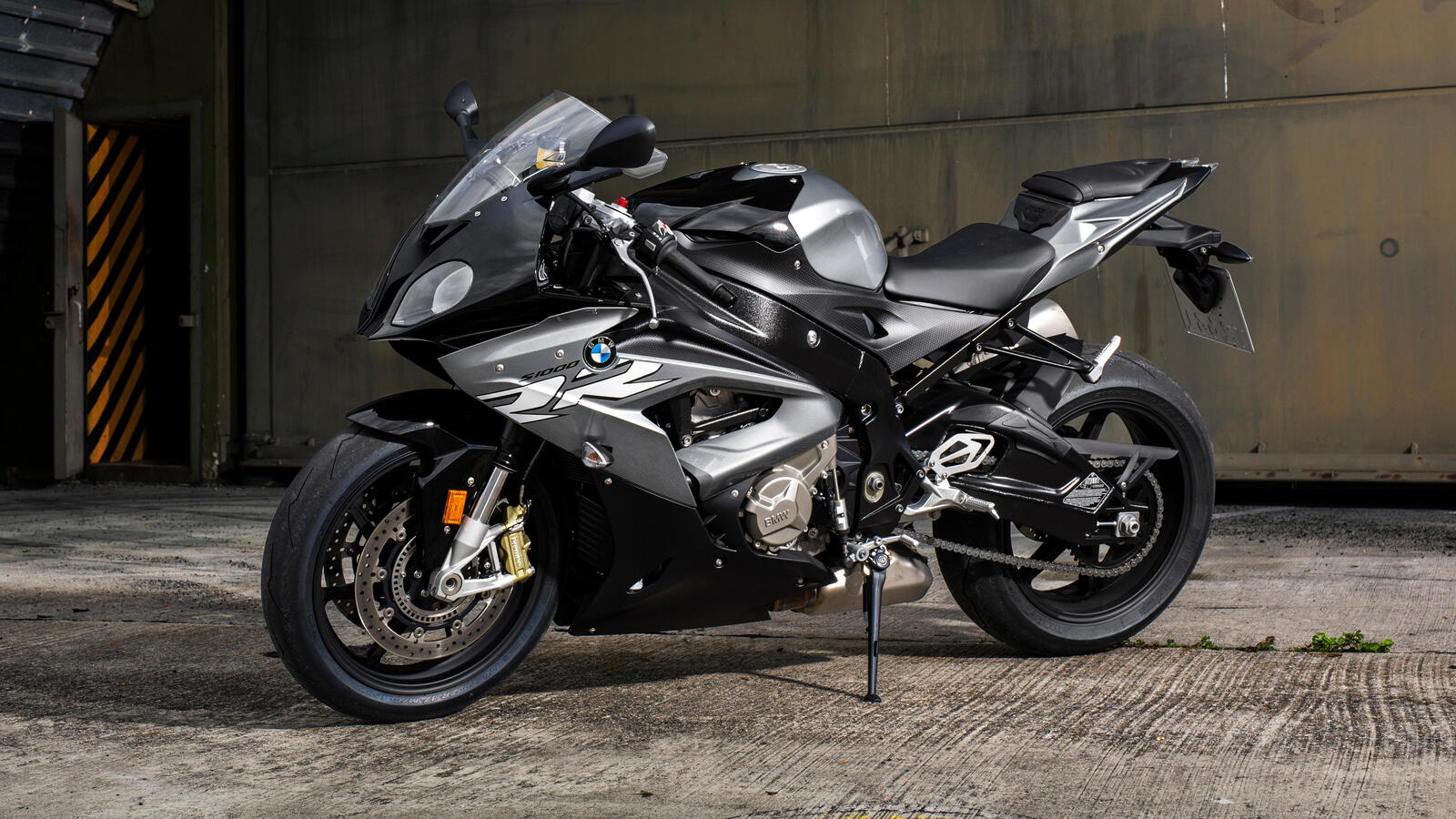 Бесплатное фото Спортивный мотоцикл BMW S1000 серого цвета