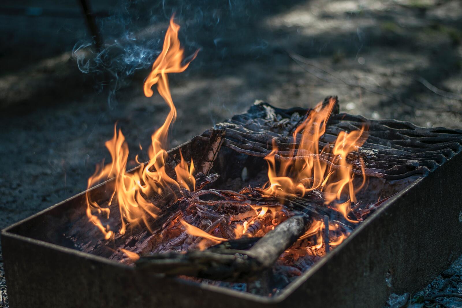 Бесплатное фото Открытый огонь в мангале