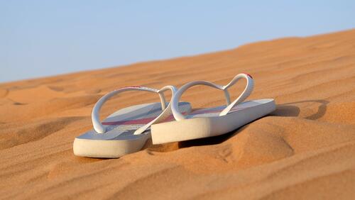 Тапочки на песочной дюне