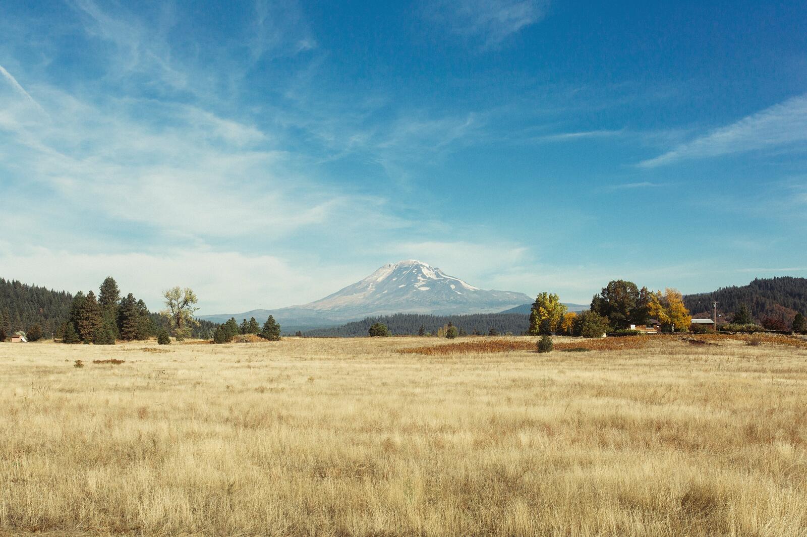 Бесплатное фото Одинокая гора позади ранчо