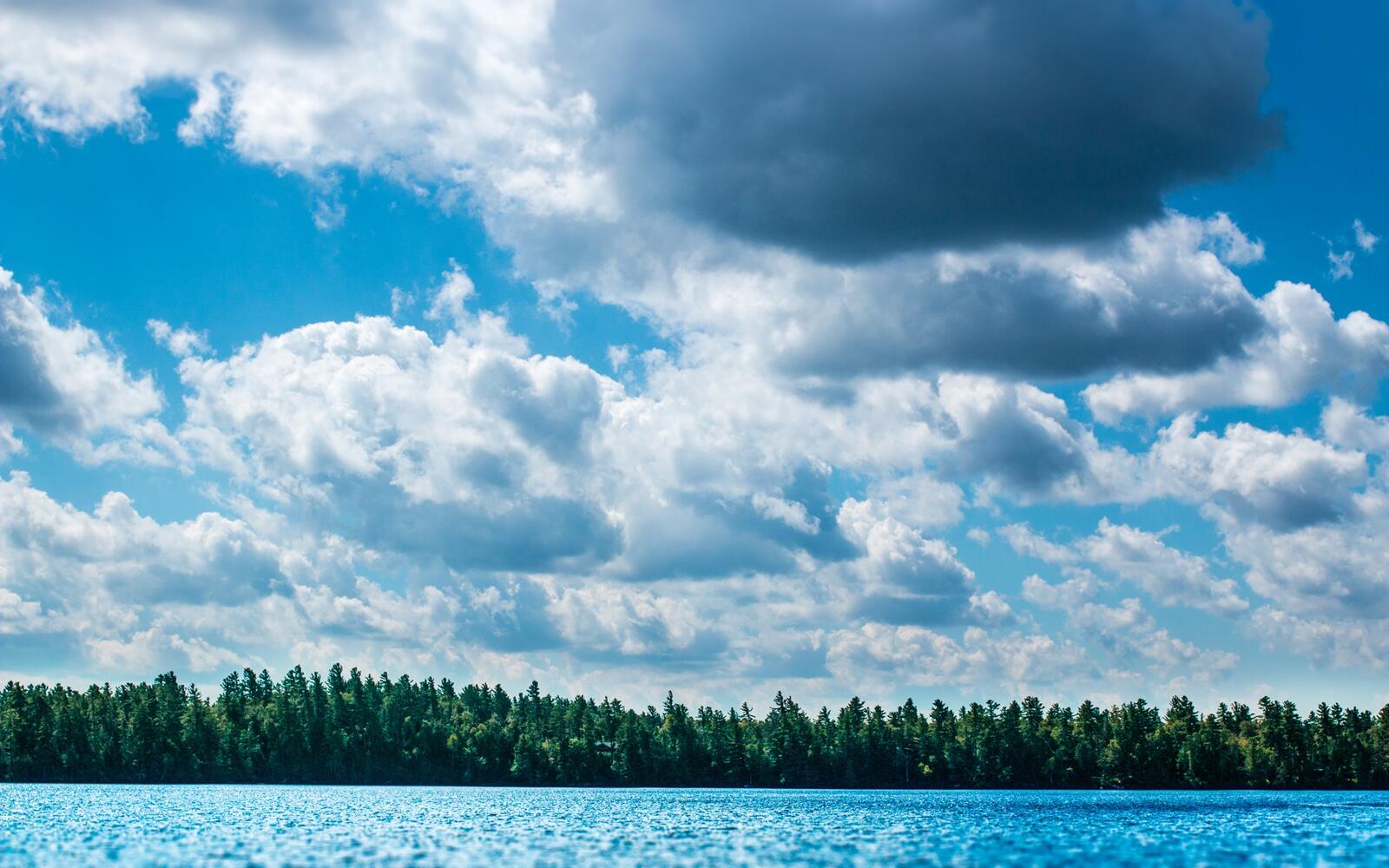 Бесплатное фото Кучевые облака летом над озером