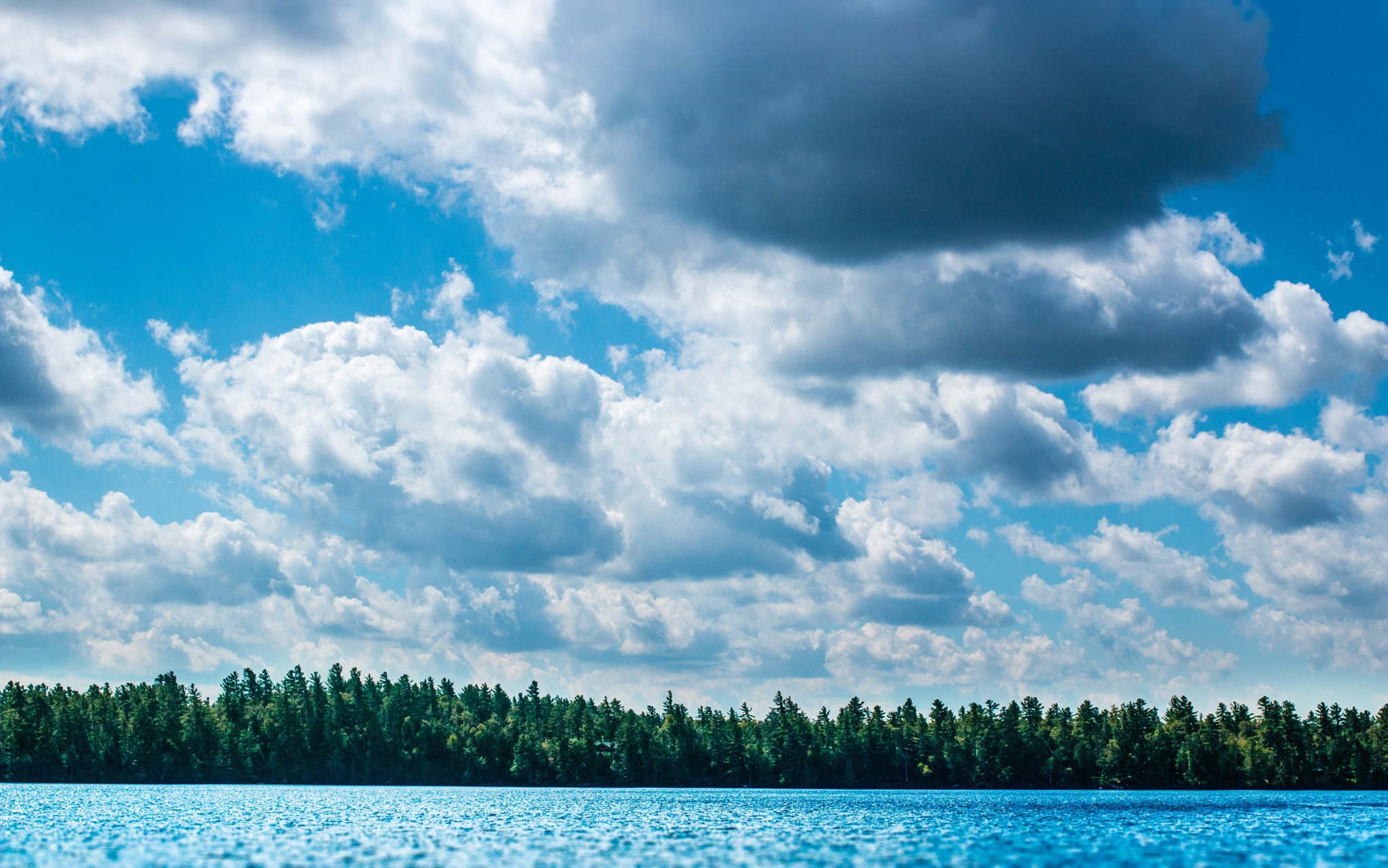 Кучевые облака летом над озером