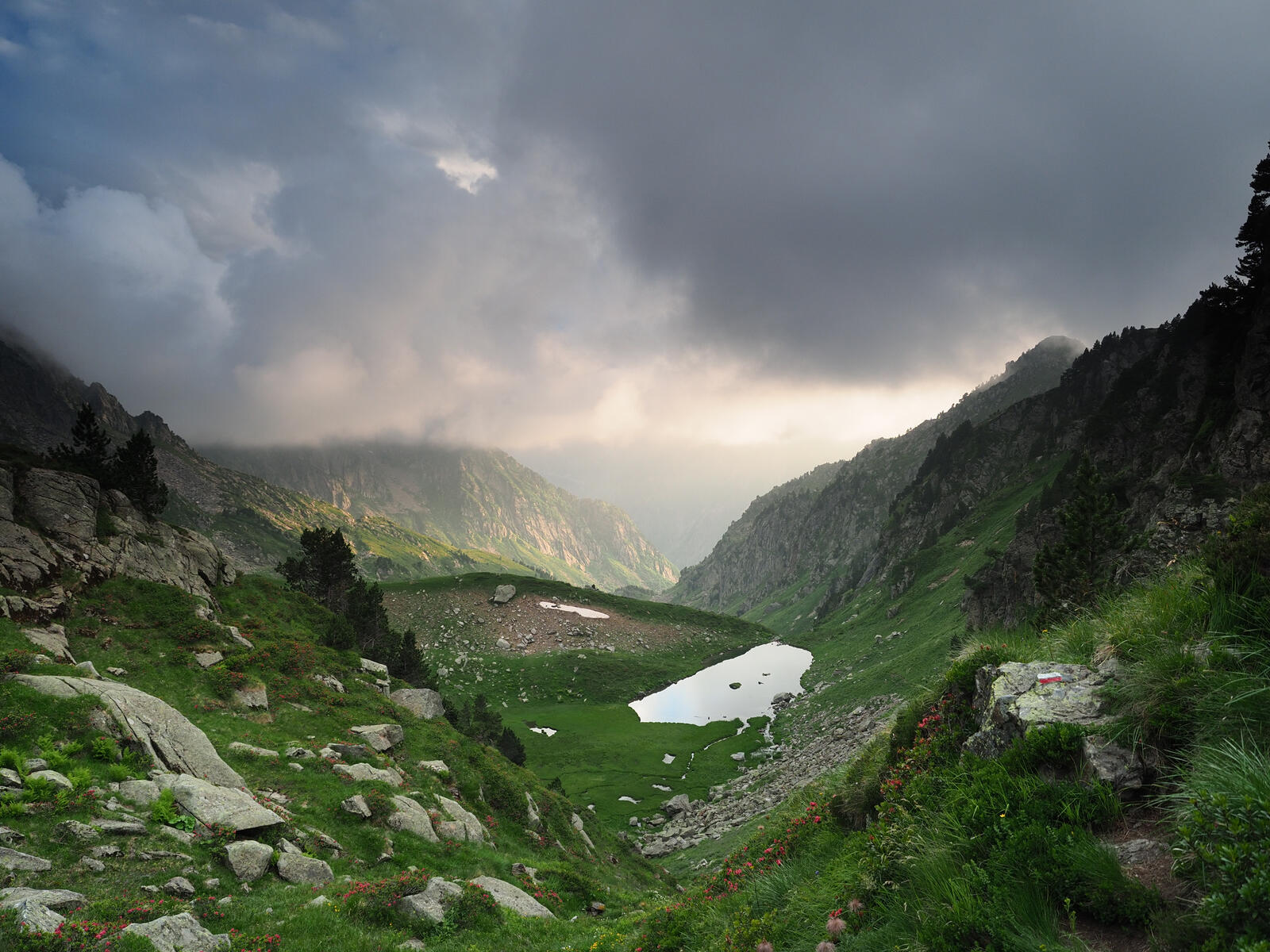 Бесплатное фото Красивое ущелье в долине между гор