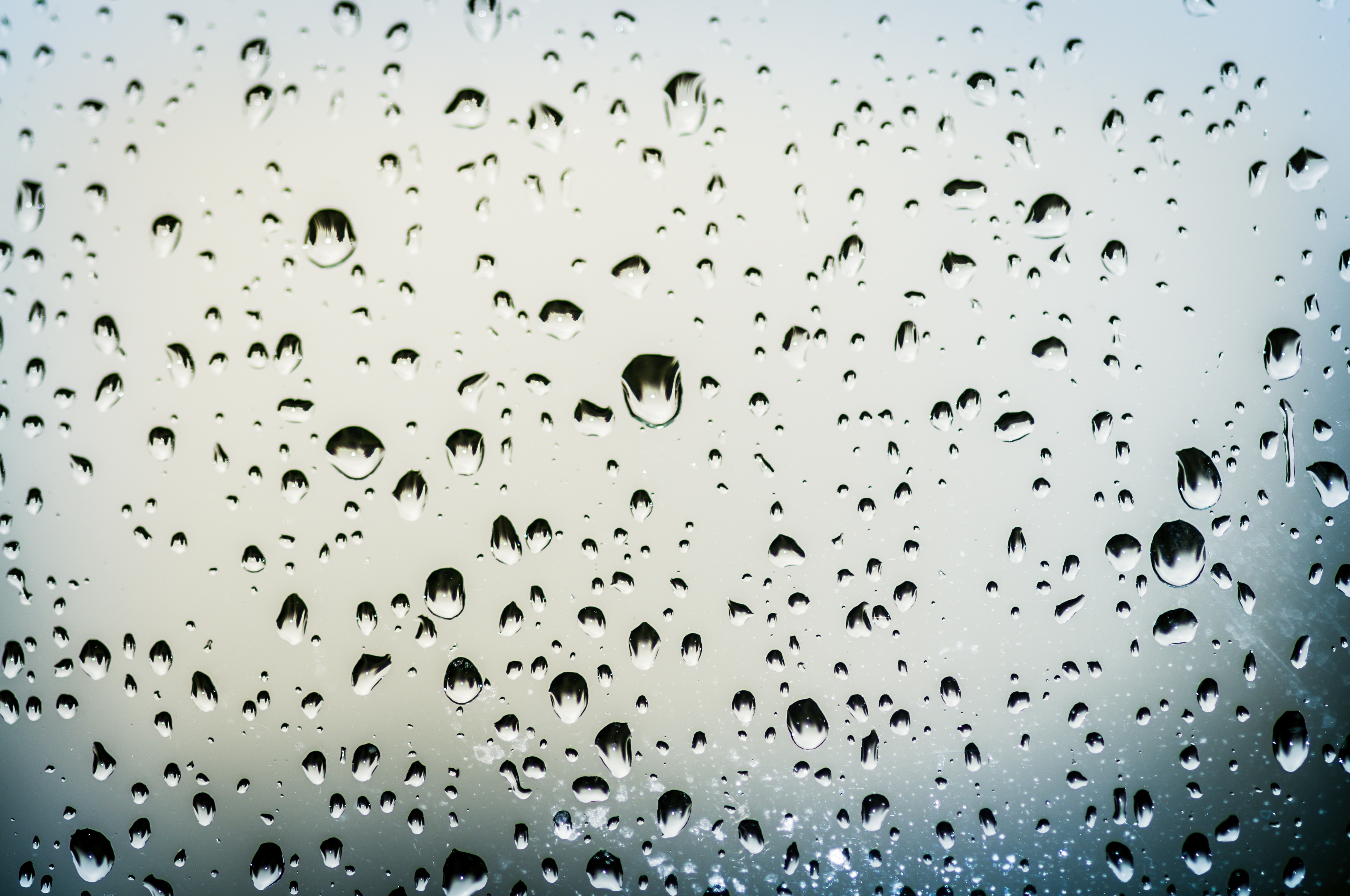 Бесплатное фото Капли дождя на стекле