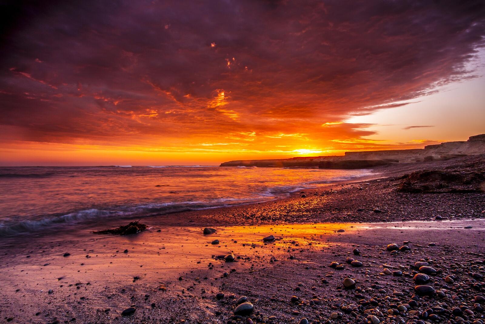 免费照片一幅火红的海上日落图