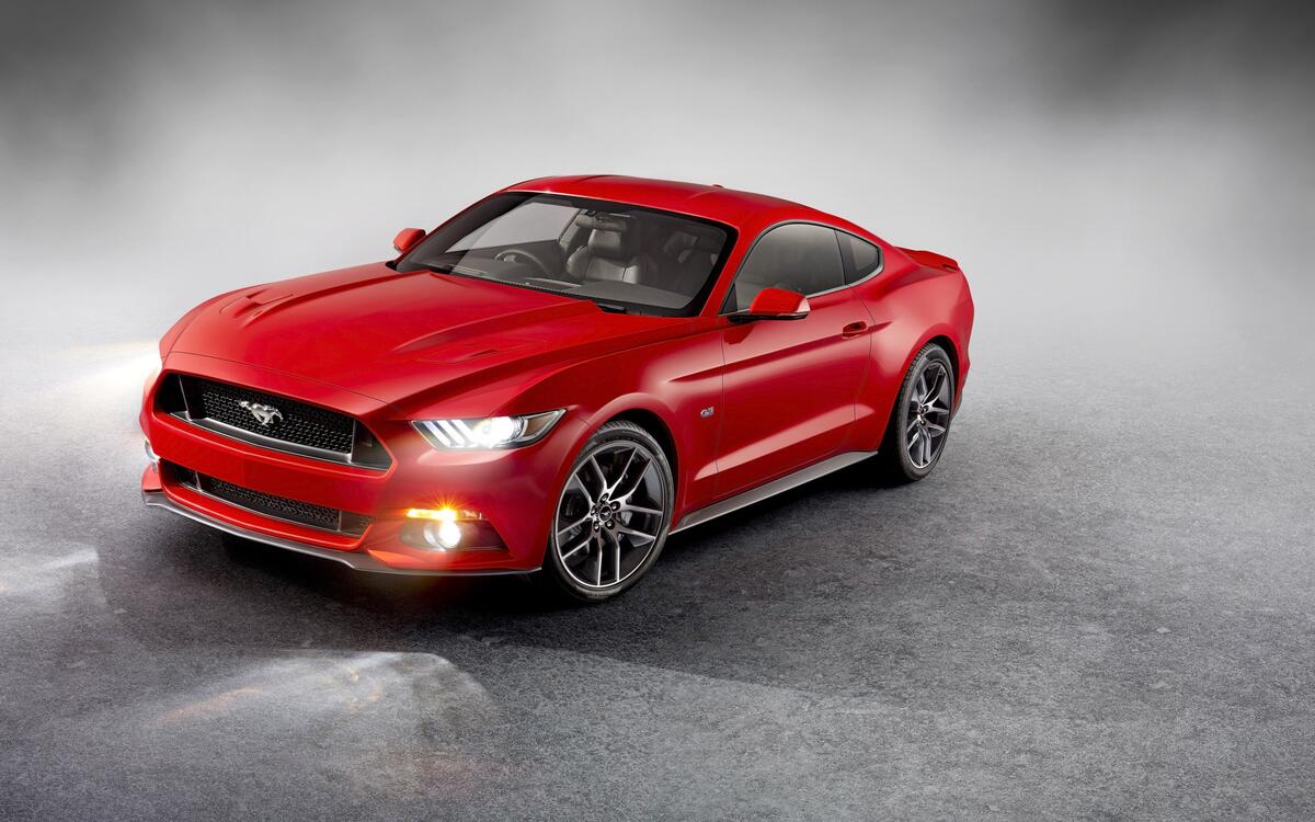 красный Ford Mustang