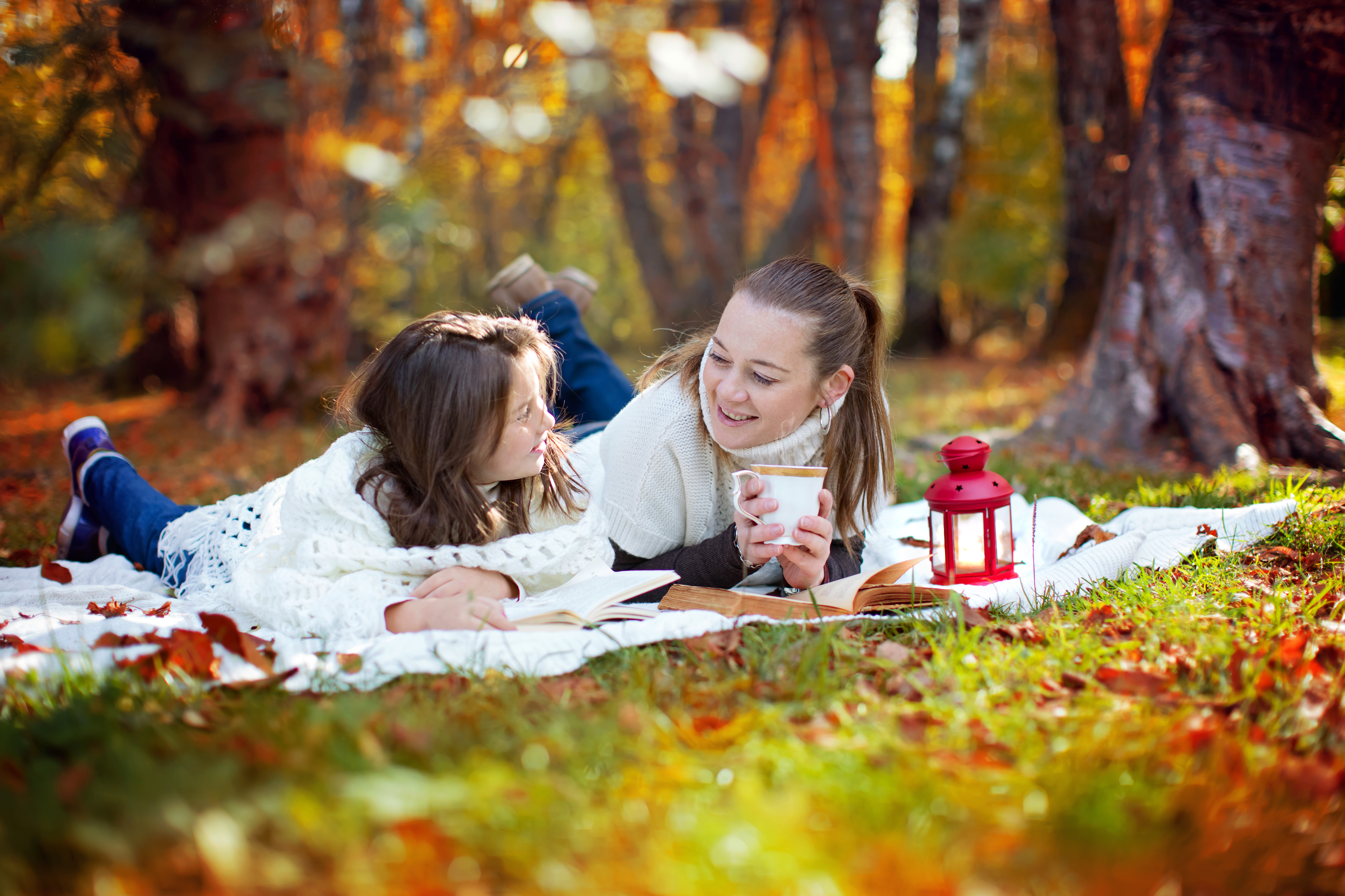 Free photo Beautiful woman, with child, posing, in a clearing, in the fall forest, photo.