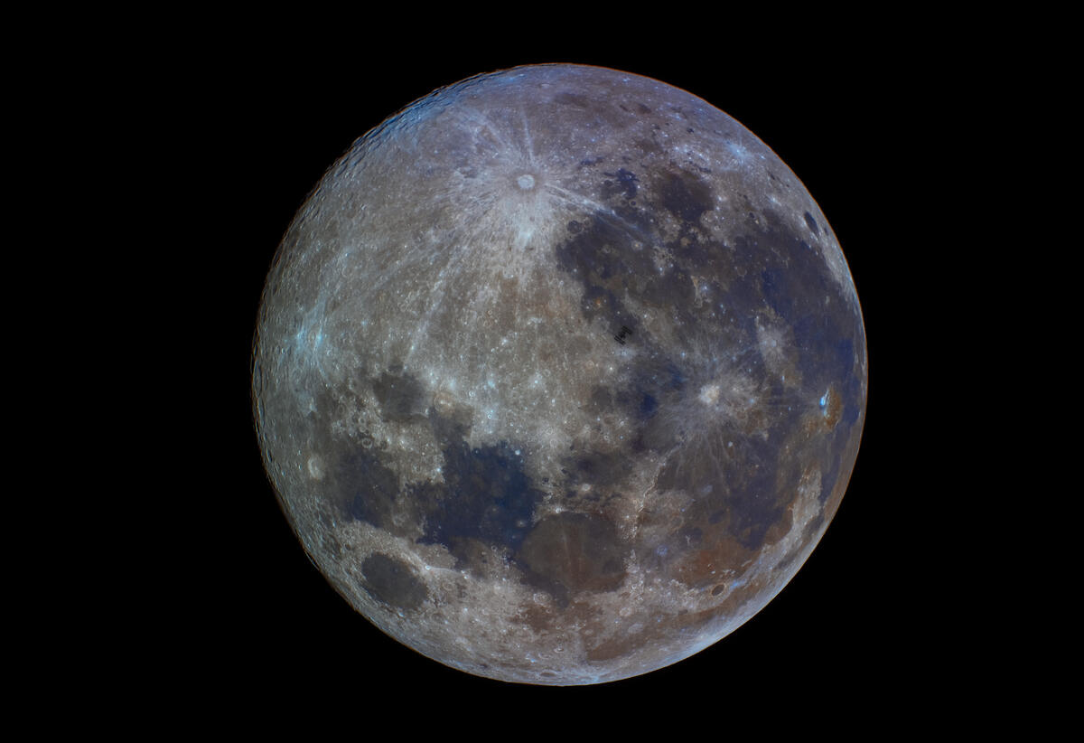 Поверхность Луны вся в кратерах