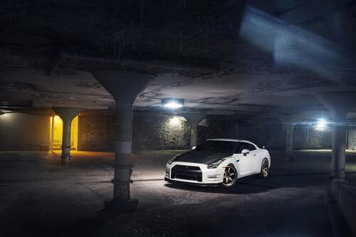 Белый Nissan GT R на подземной парковке