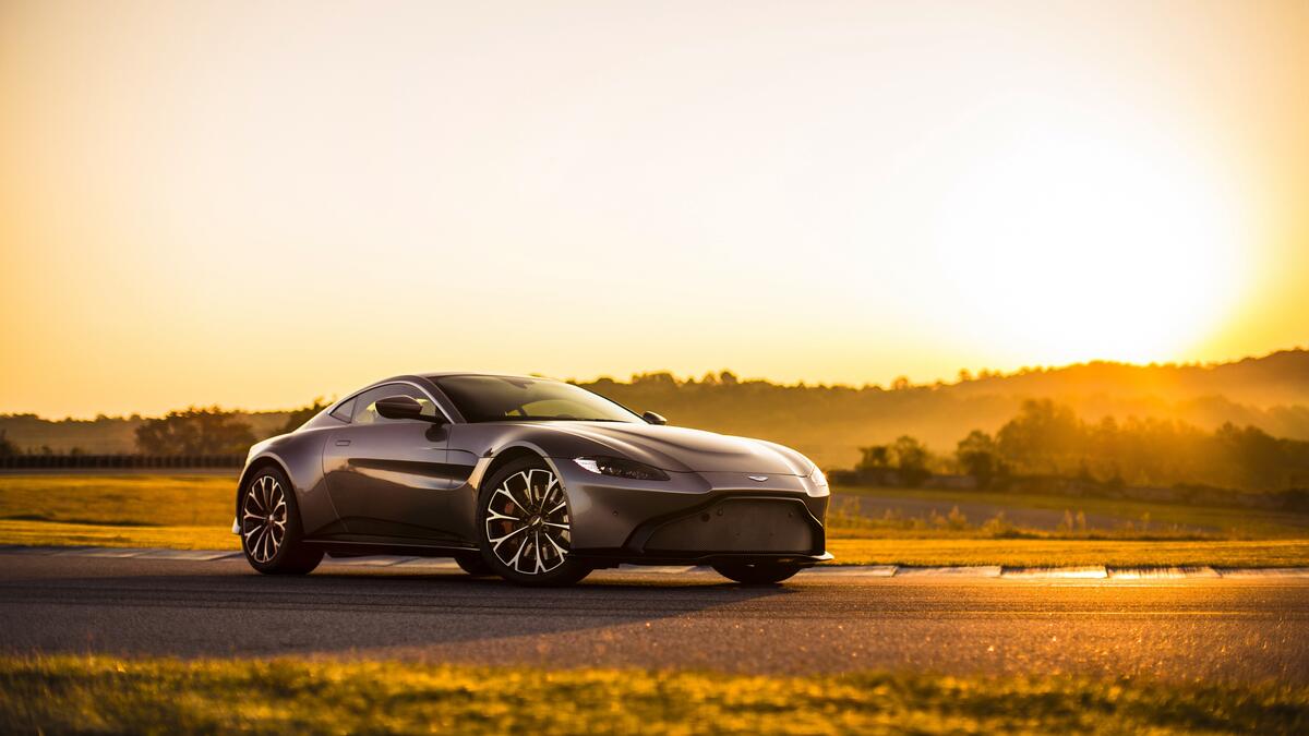Aston martin vantage в солнечную погоду