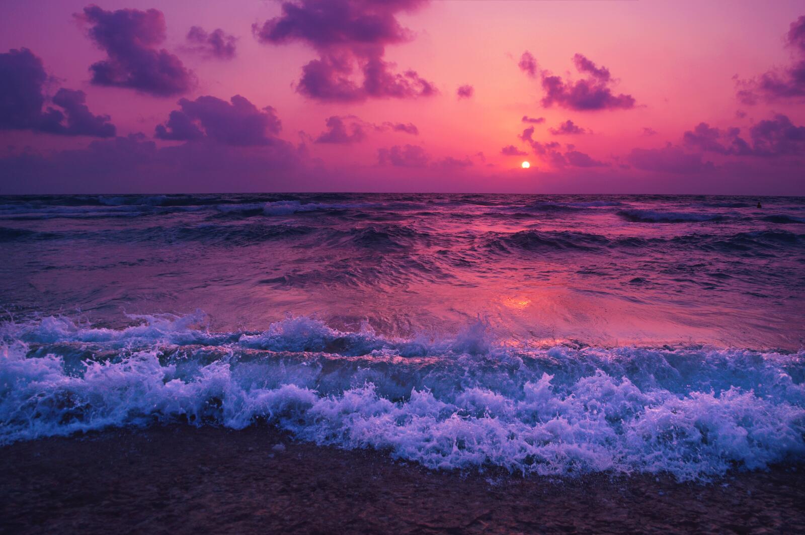 Бесплатное фото Красный закат на берегу моря
