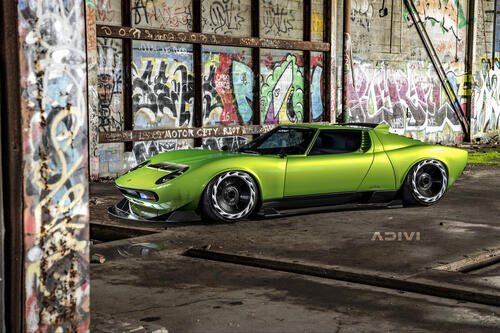 Салатовая Lamborghini Miura стоит в ангаре с разрисованными стенами