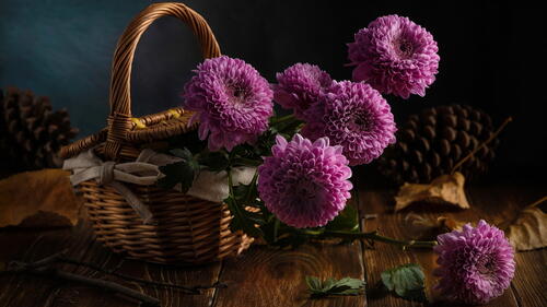Цветы в корзине на столе