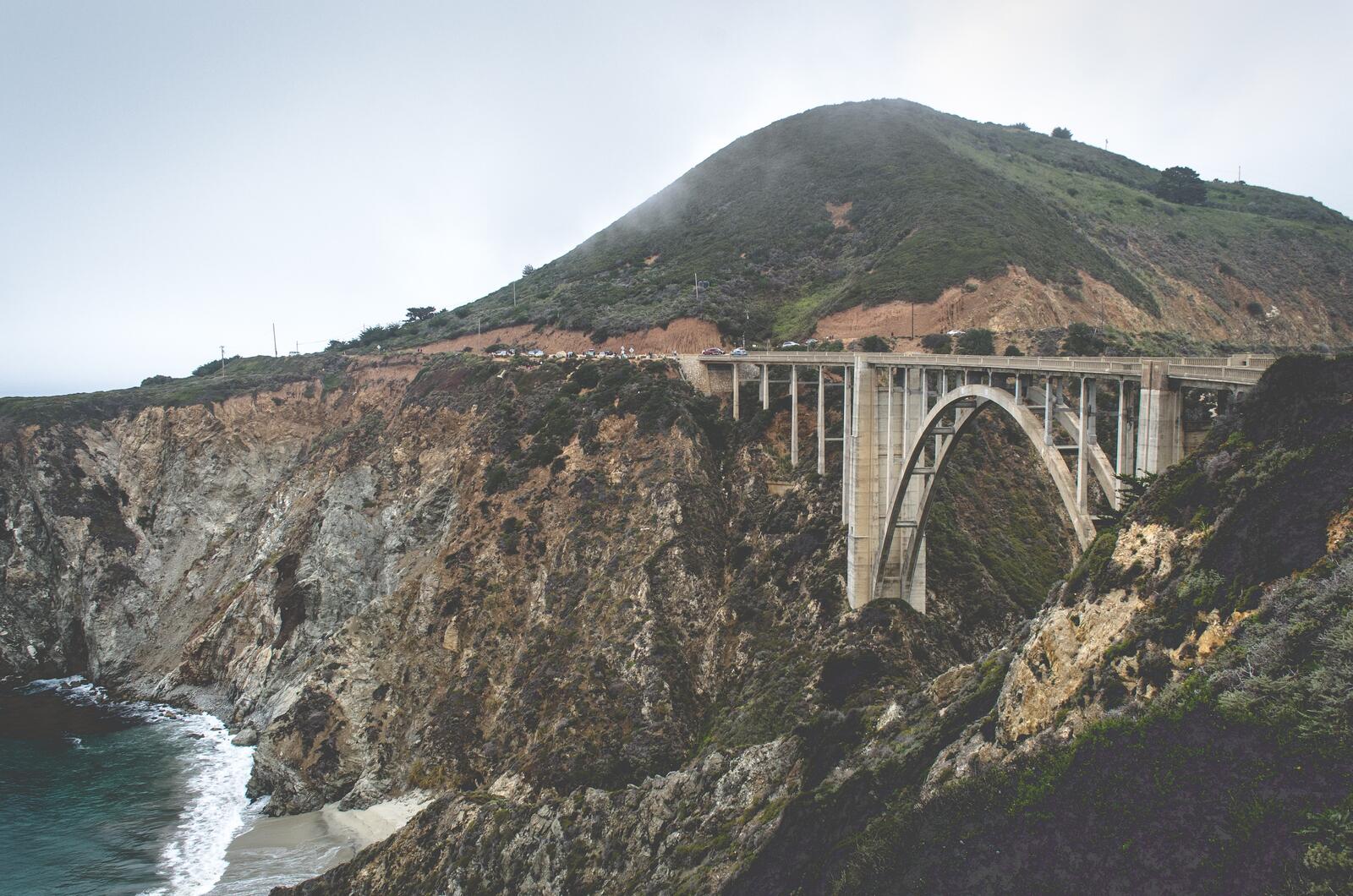 Бесплатное фото Большой мост через ущелье на берегу моря
