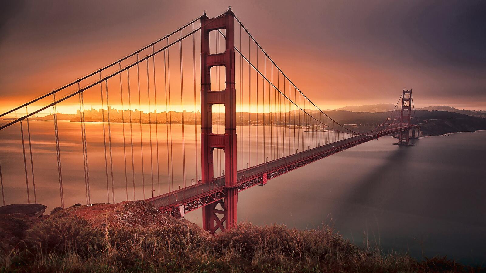 Free photo The Great Bridge in San Francisco at sunset