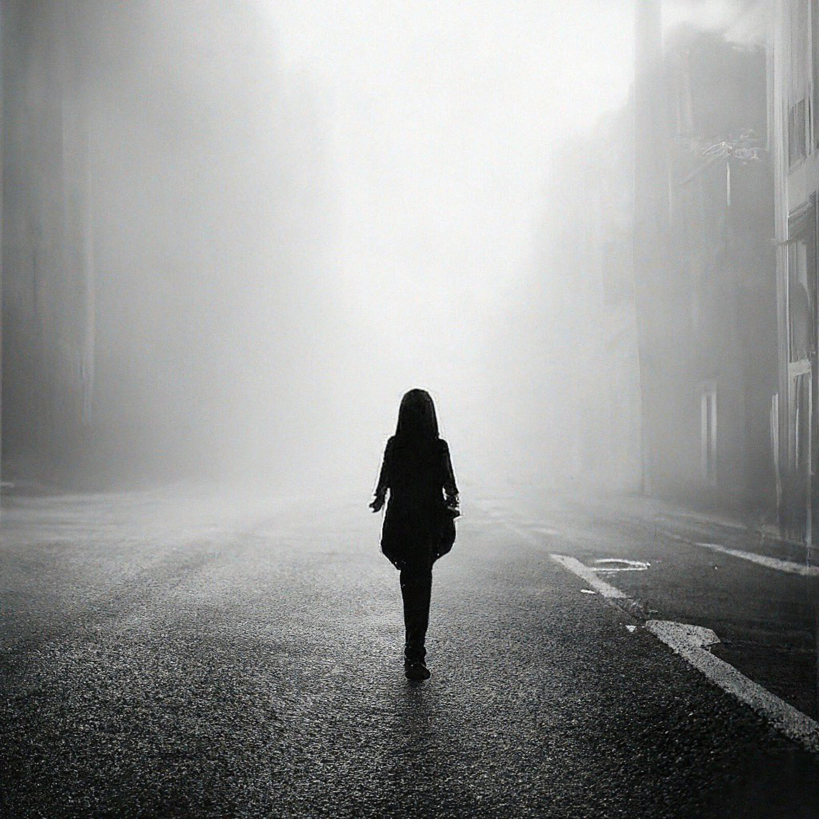 Free photo A girl walking down a dark street
