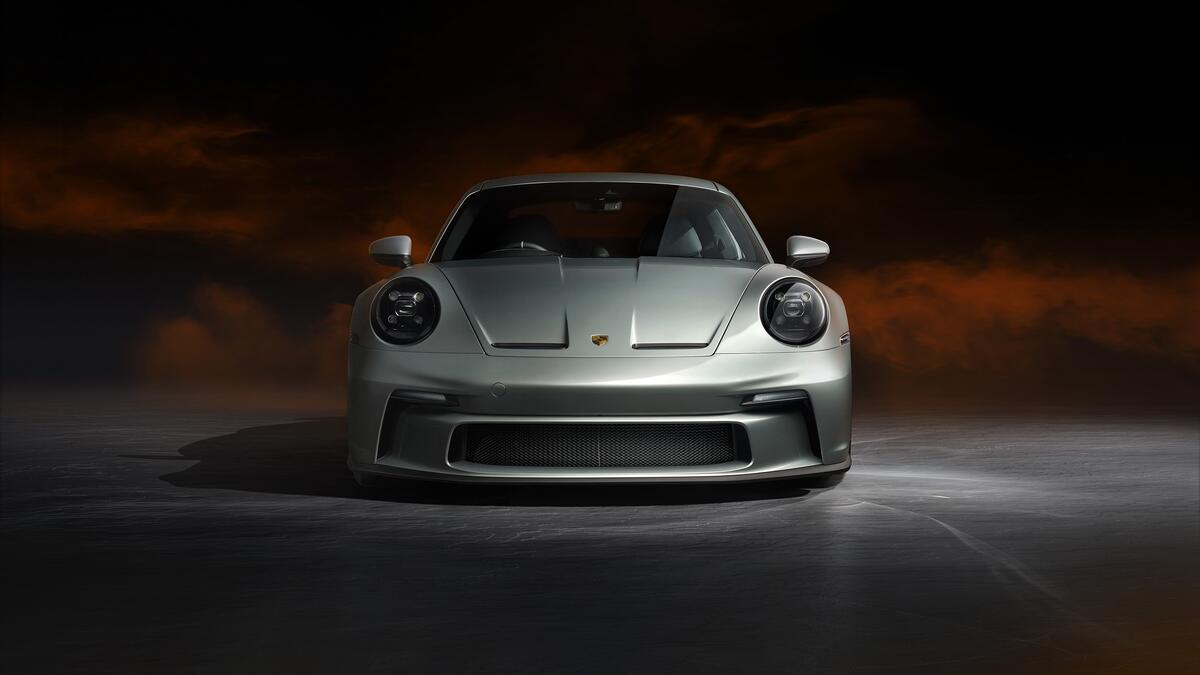 Porsche 911 GT3 серого цвета на темном фоне