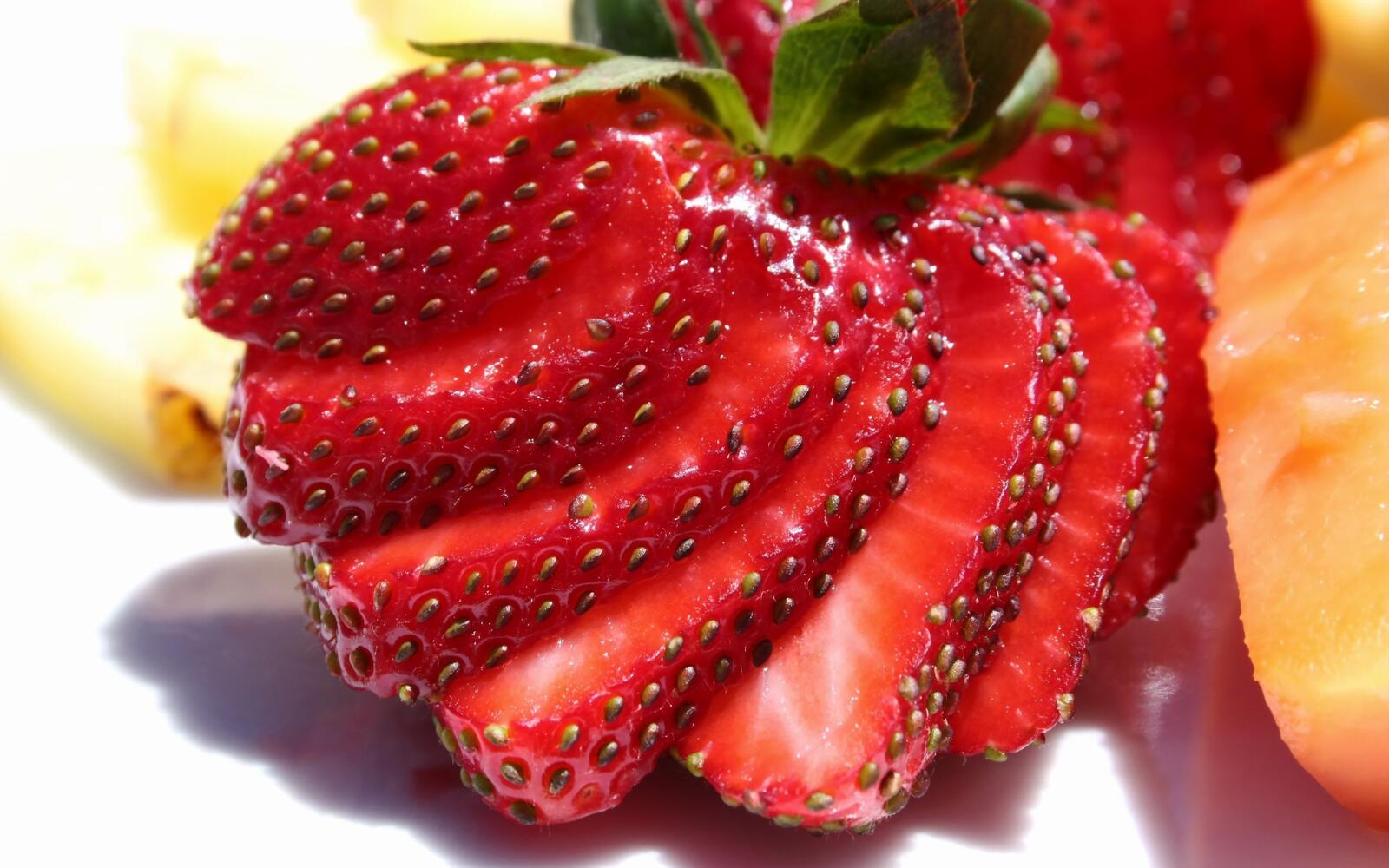 Free photo Beautifully sliced strawberries