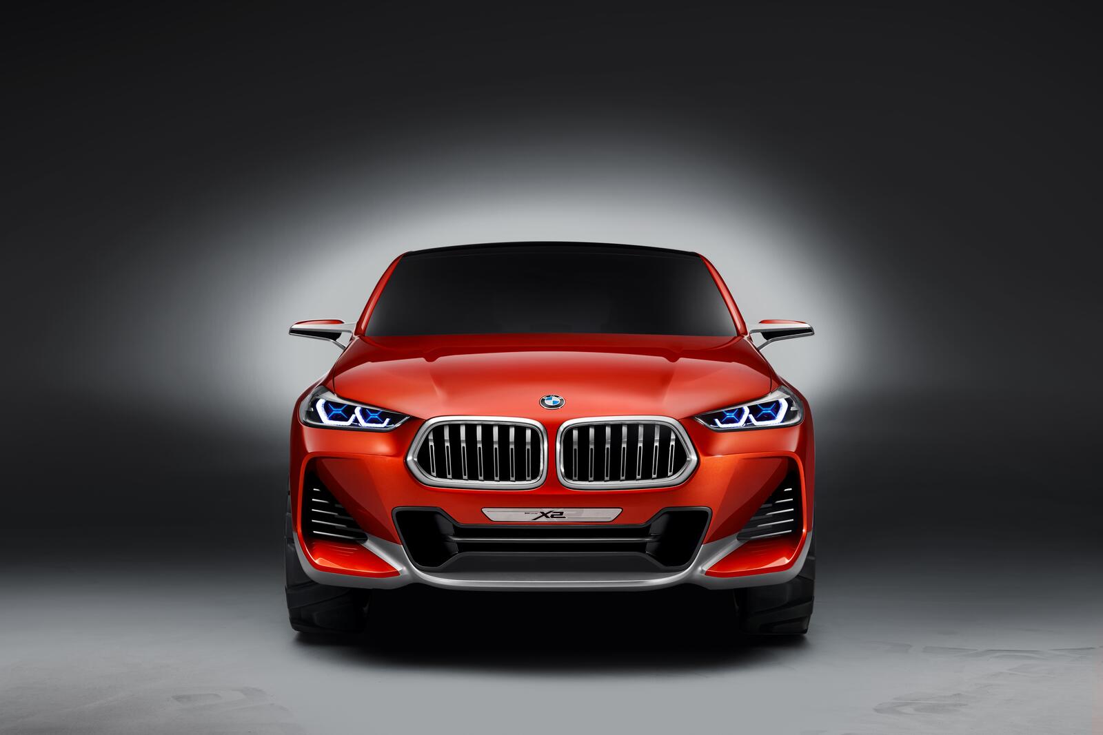 Бесплатное фото Оранжевый BMW X2 на сером фоне