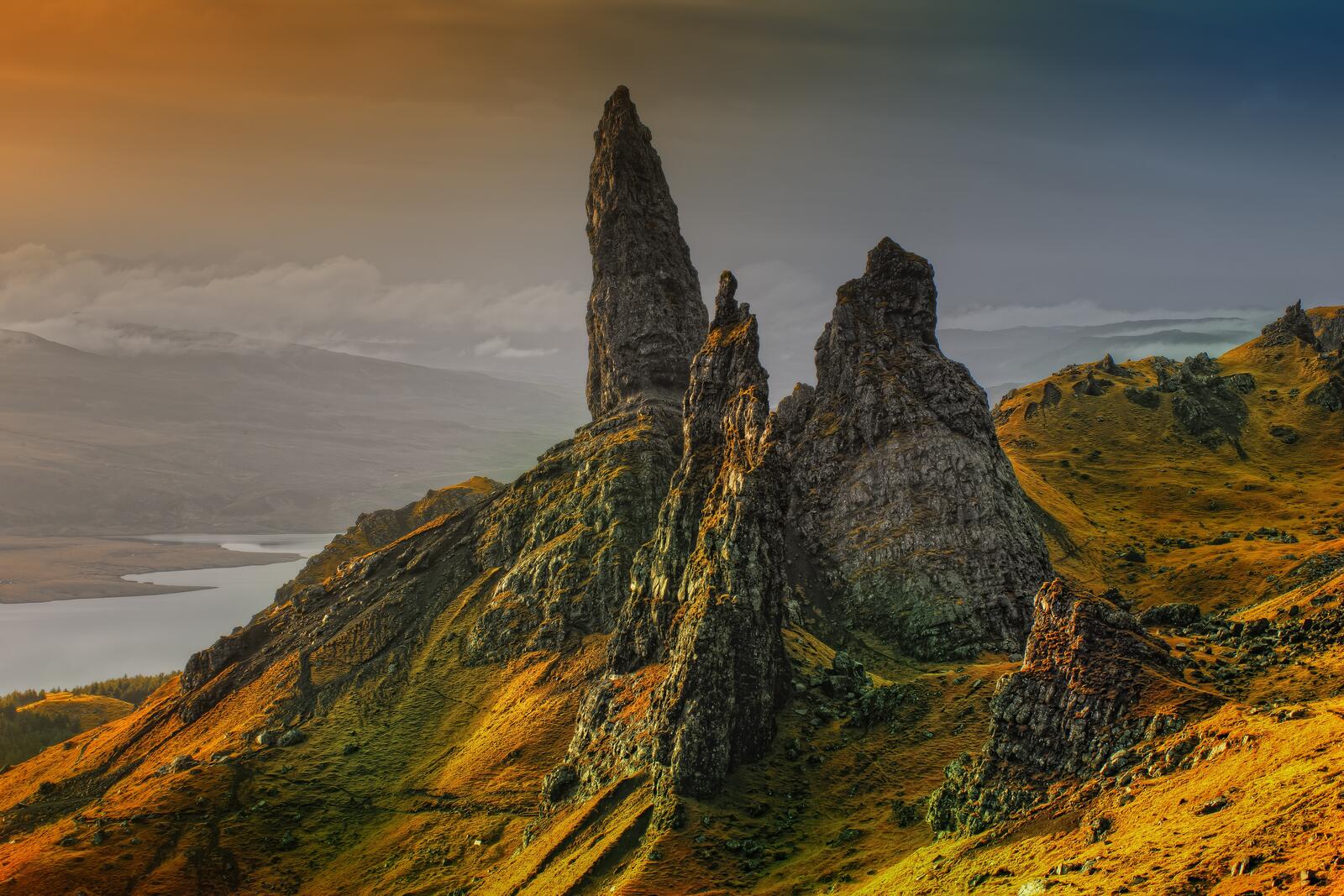 Бесплатное фото Три остроконечные скалы на вершине холма