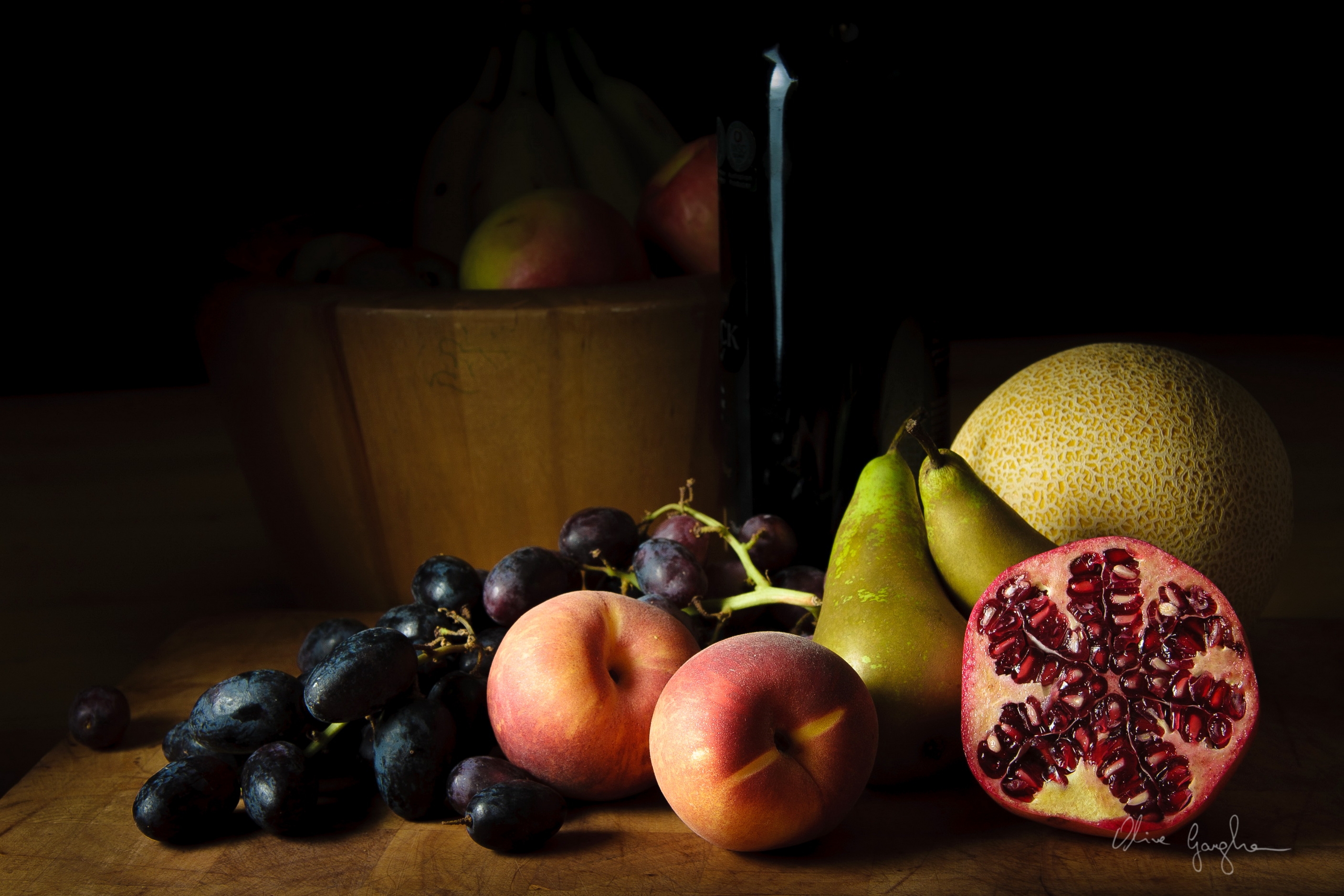 Свежие ягоды и фрукты на разделочной доске