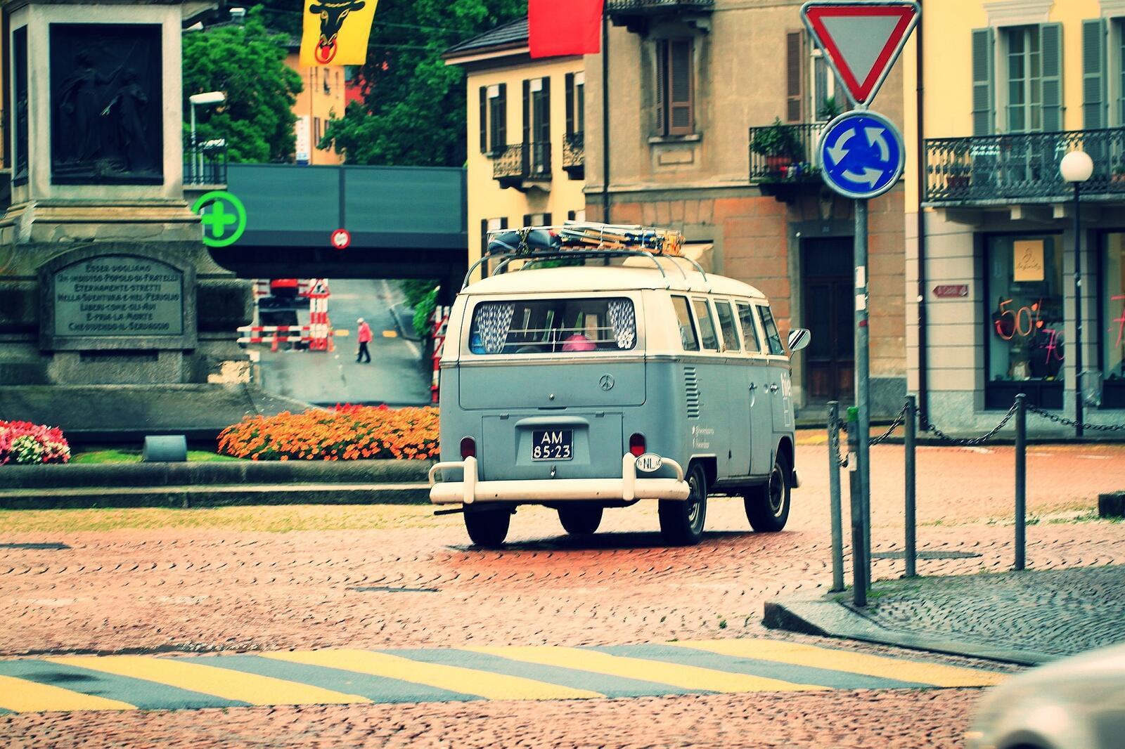 Free photo A Volkswagen car driving through an intersection