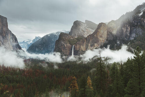 Водопад с высокой горы в тумане