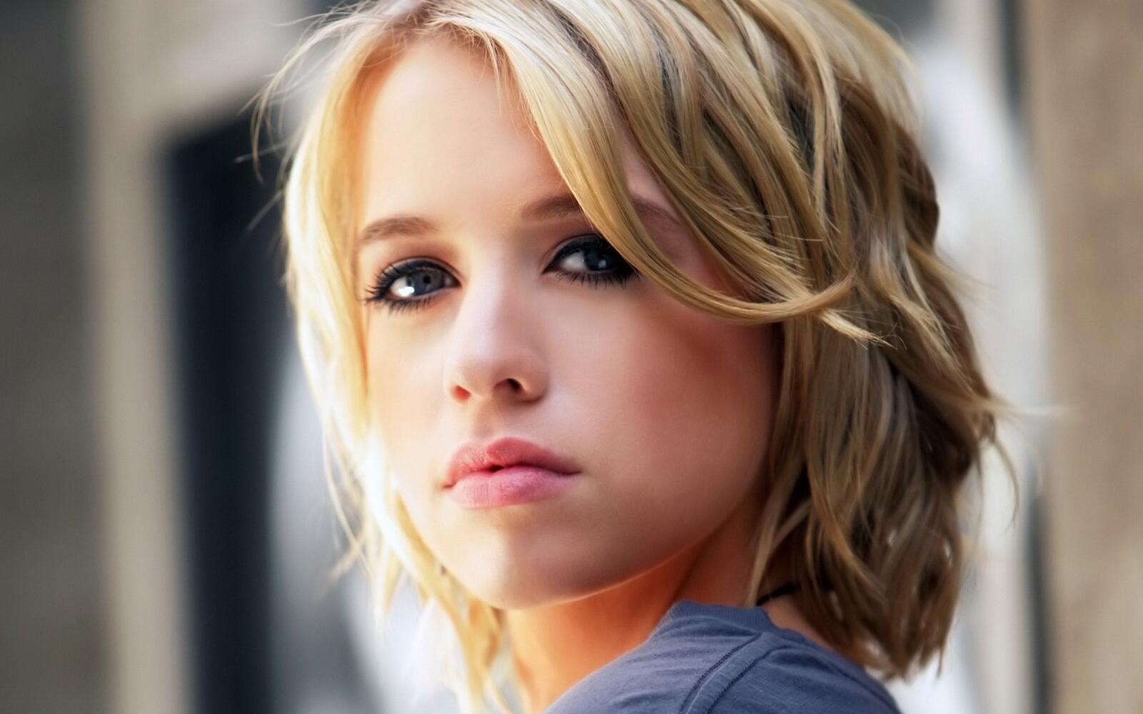 Free photo A blue-eyed girl with blonde hair