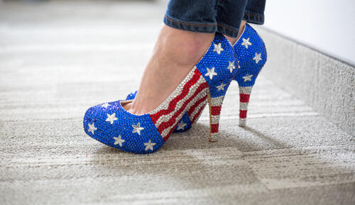 以美国国旗为特色的女鞋