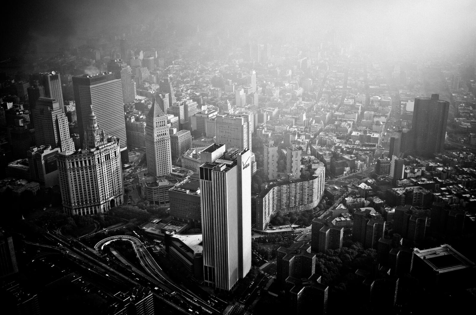Free photo Monochrome photo of the city with high-rise buildings