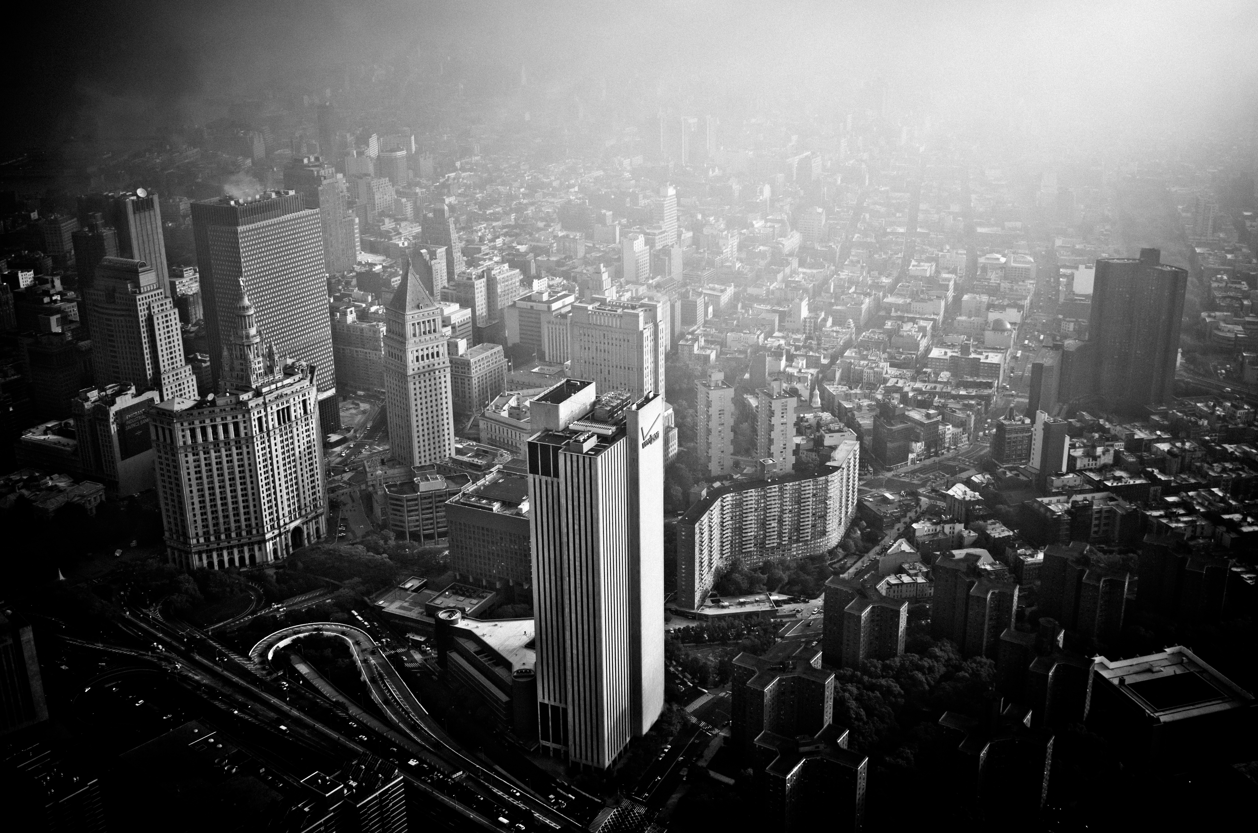 Free photo Monochrome photo of the city with high-rise buildings