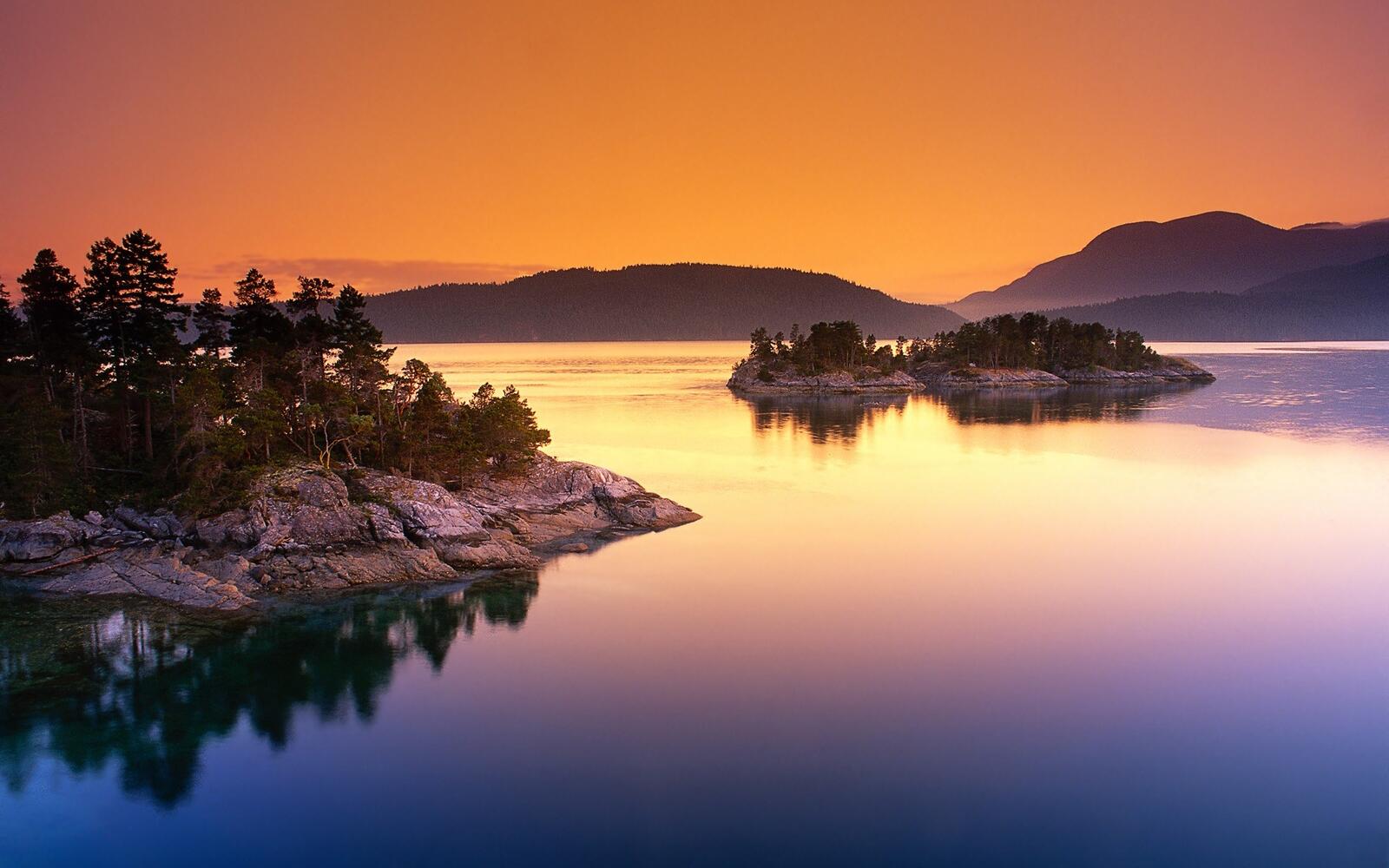 免费照片清晨河上的琥珀色天空与岛屿