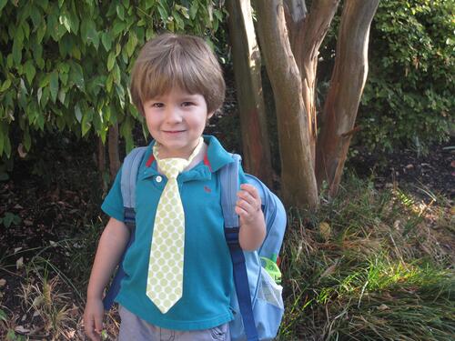 Мальчик с рюкзаком в галстуке