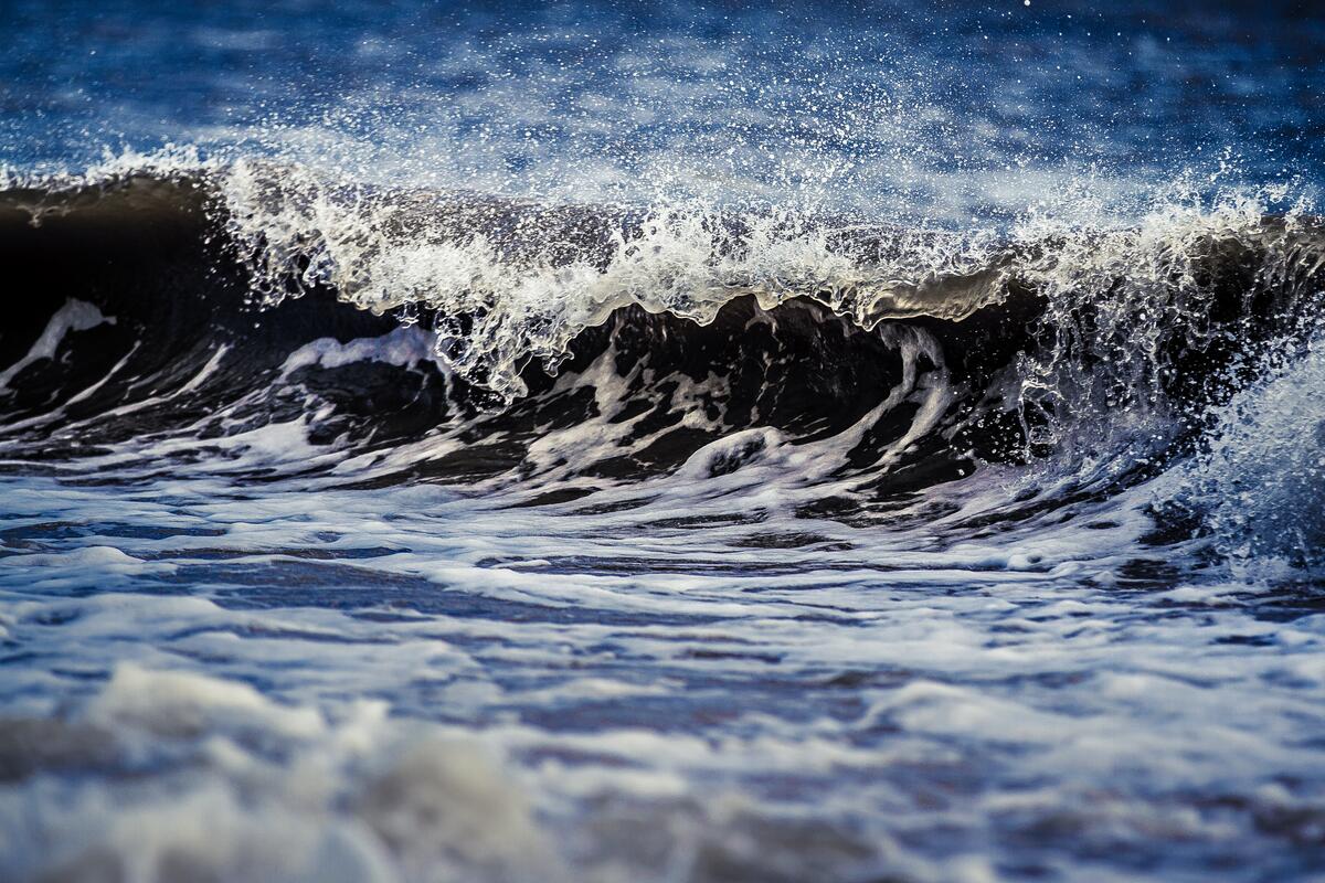 Морская волна на берегу