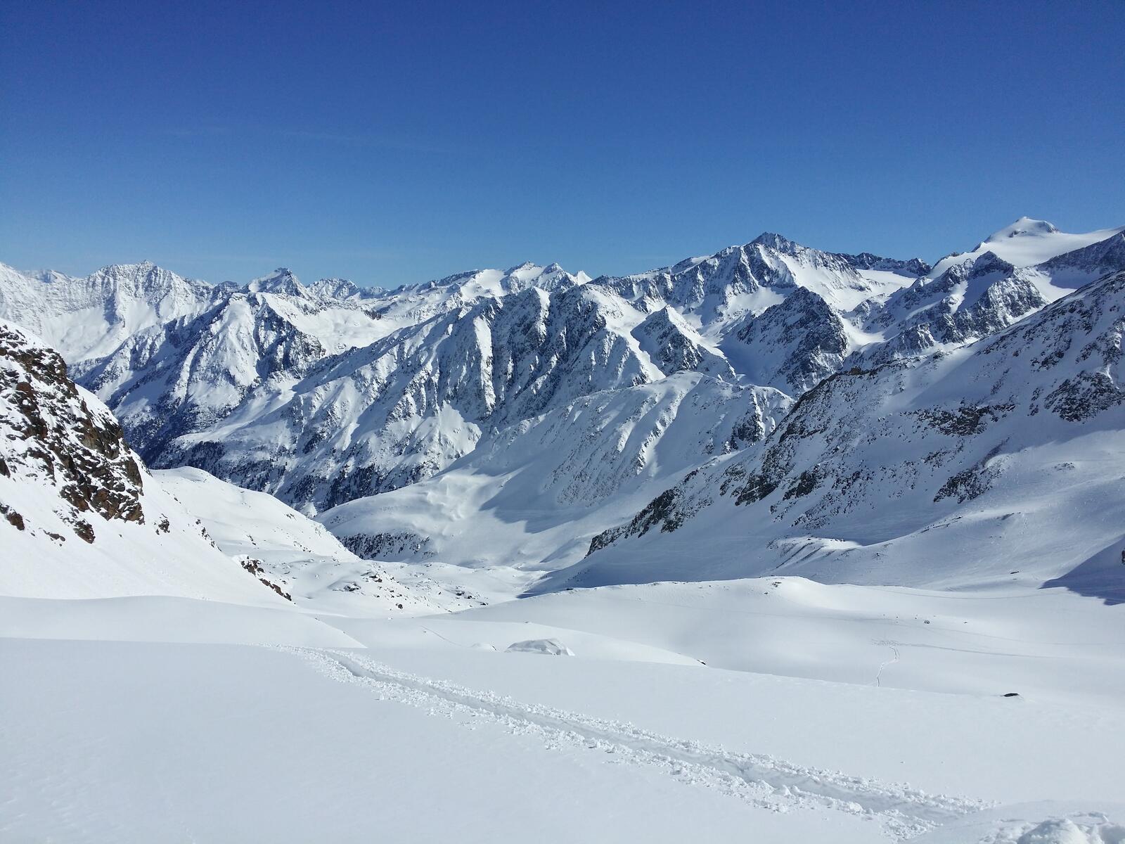 Бесплатное фото Снежные горы и тропа альпинистов