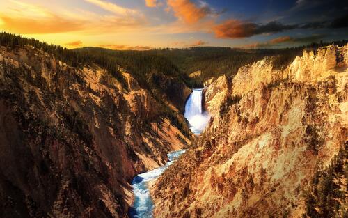 Ущелье с водопадом в йеллоустонском национальном парке