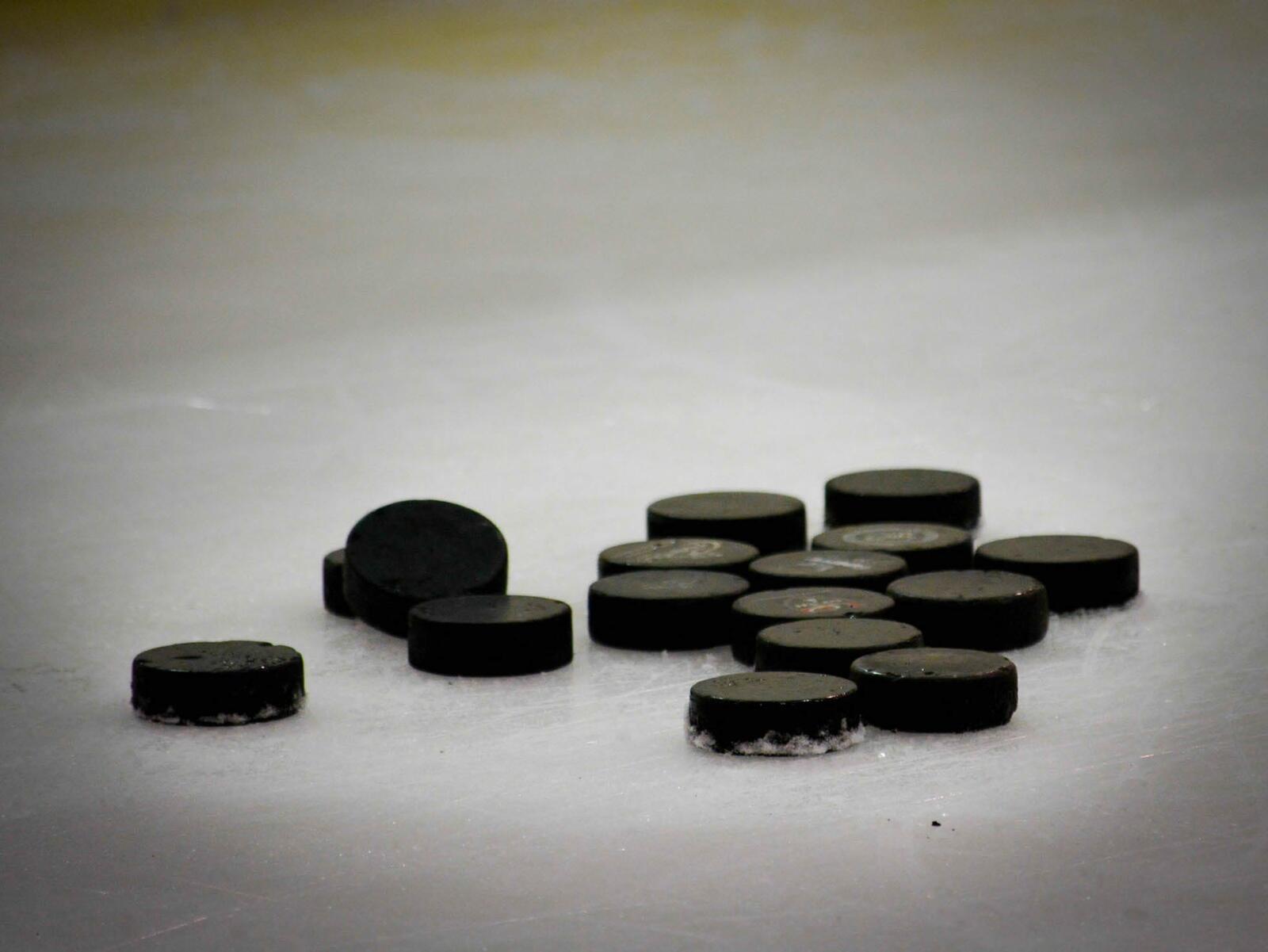 Бесплатное фото Хоккейные шайбы на льду