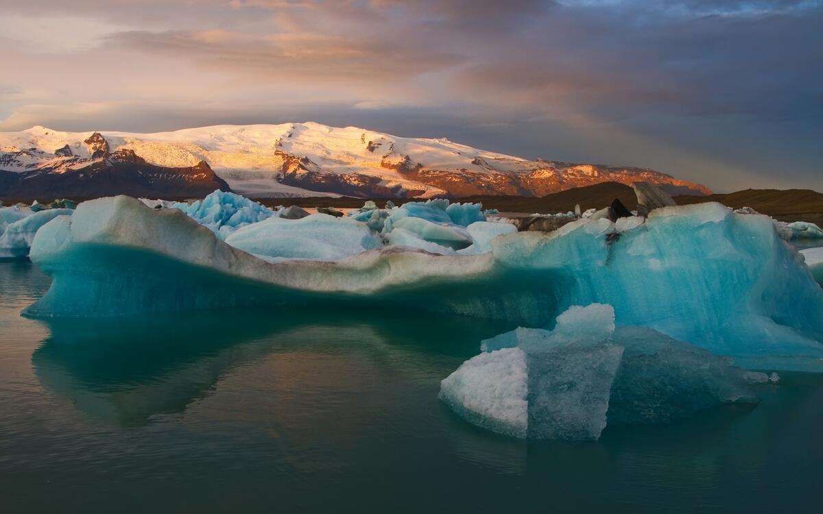 Большие льдины в воде