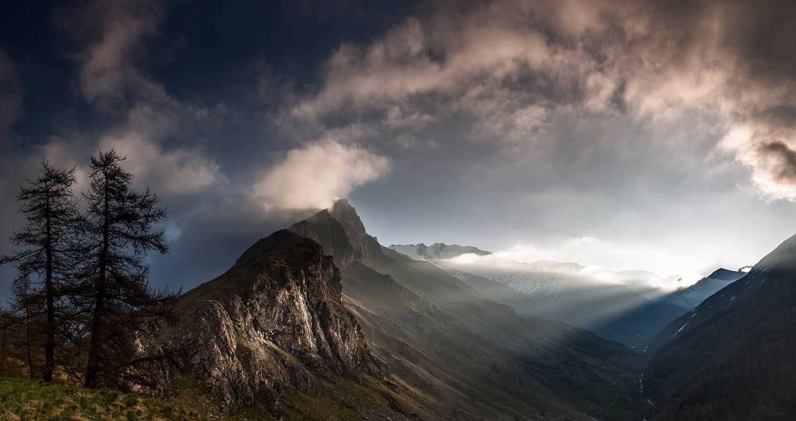 Бесплатное фото Рассвет с солнечными лучами в горах