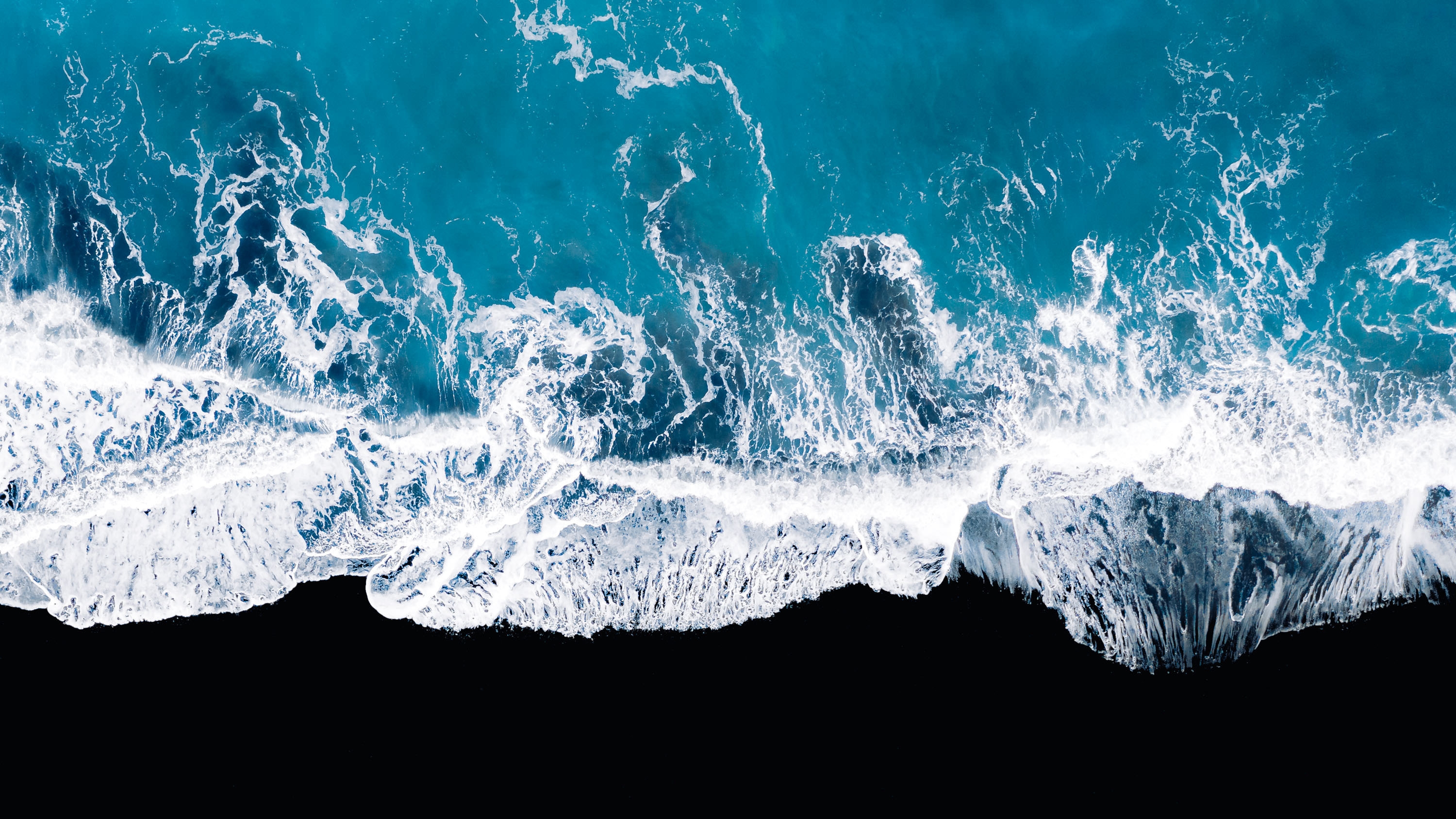 Бесплатное фото Пена от морской волны вид сверху