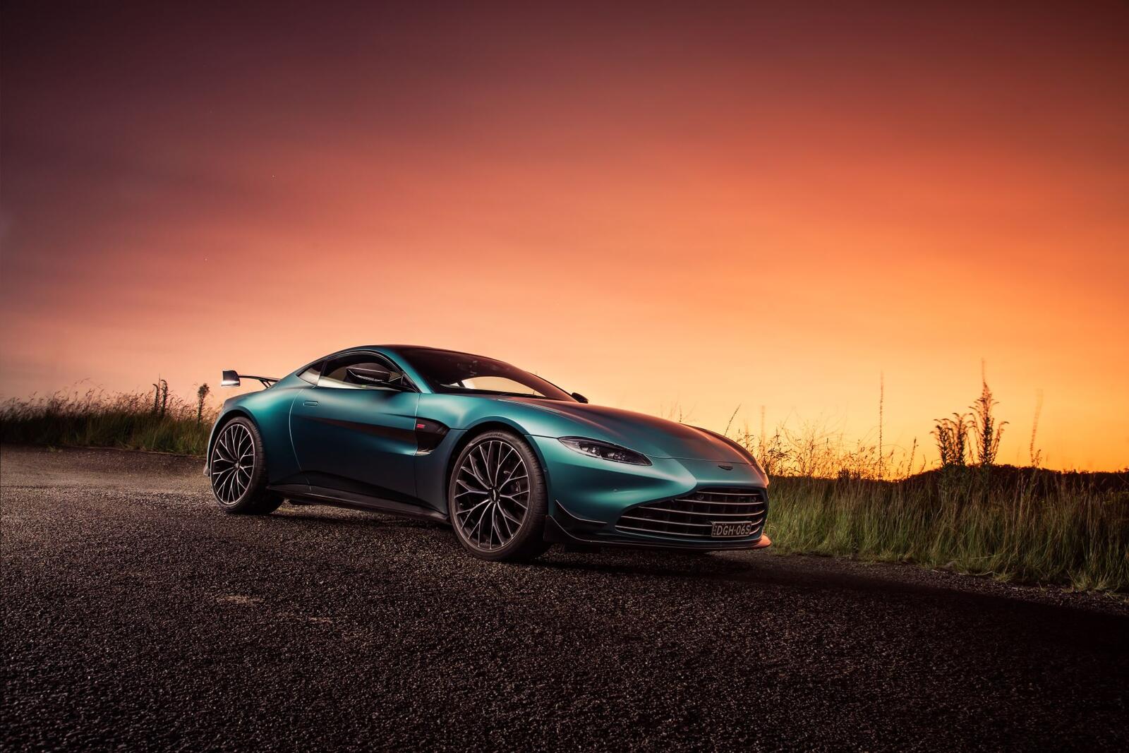 Бесплатное фото Aston Martin Vantage на рассвете