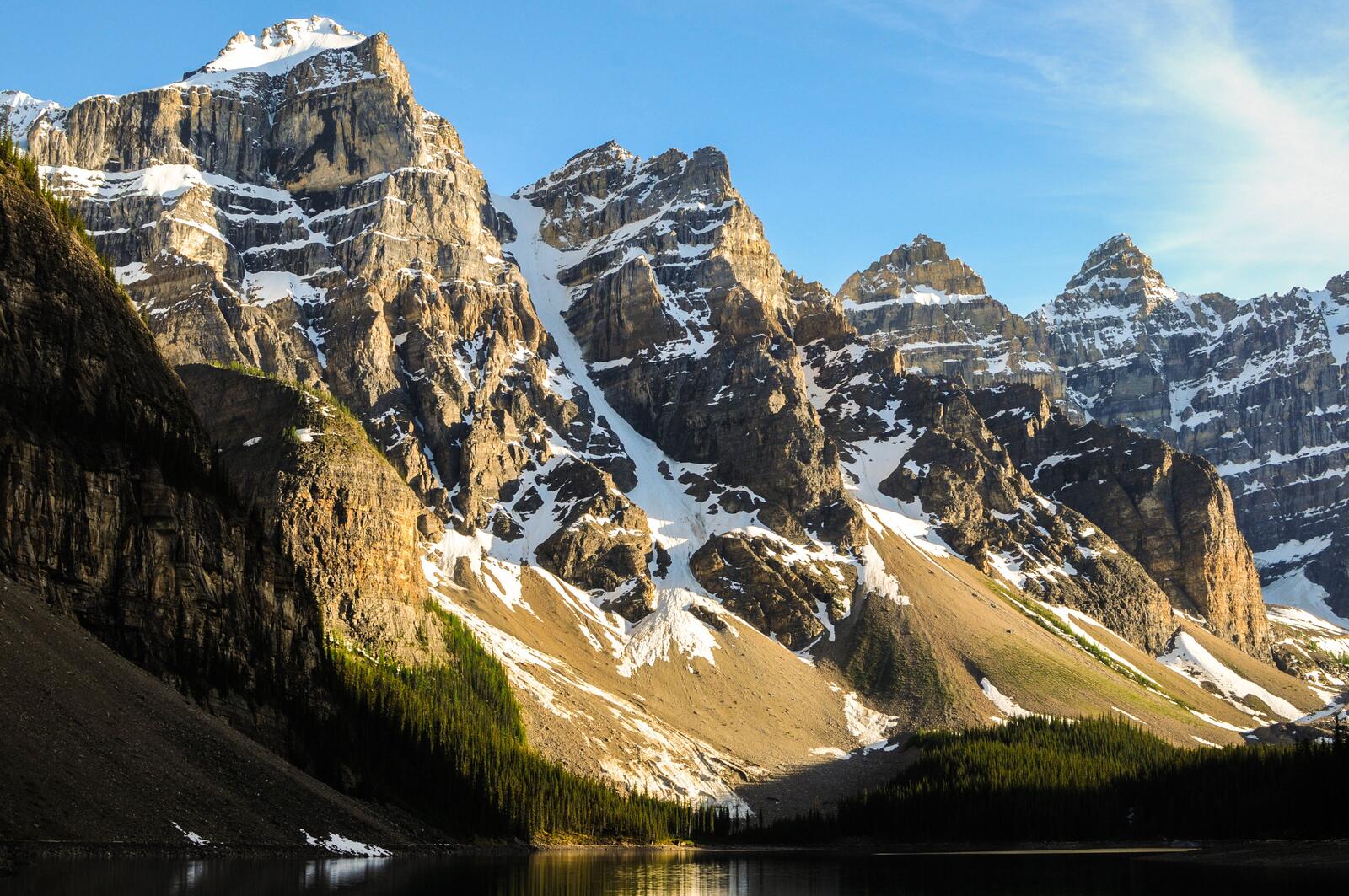 Бесплатное фото Озеро у подножья скалистых гор