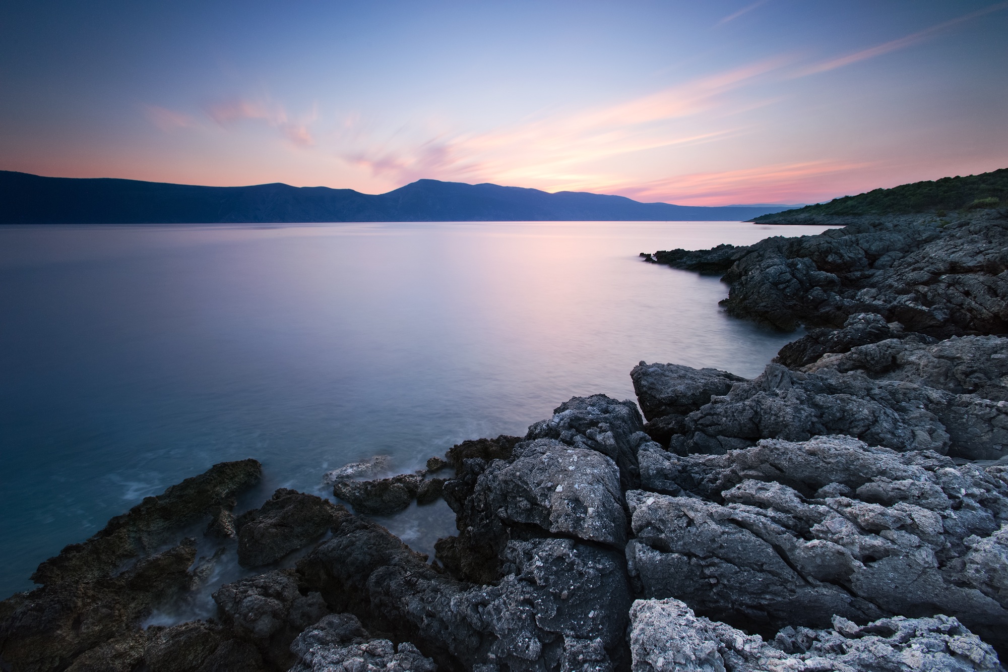 海湾清晨的岩石海岸。