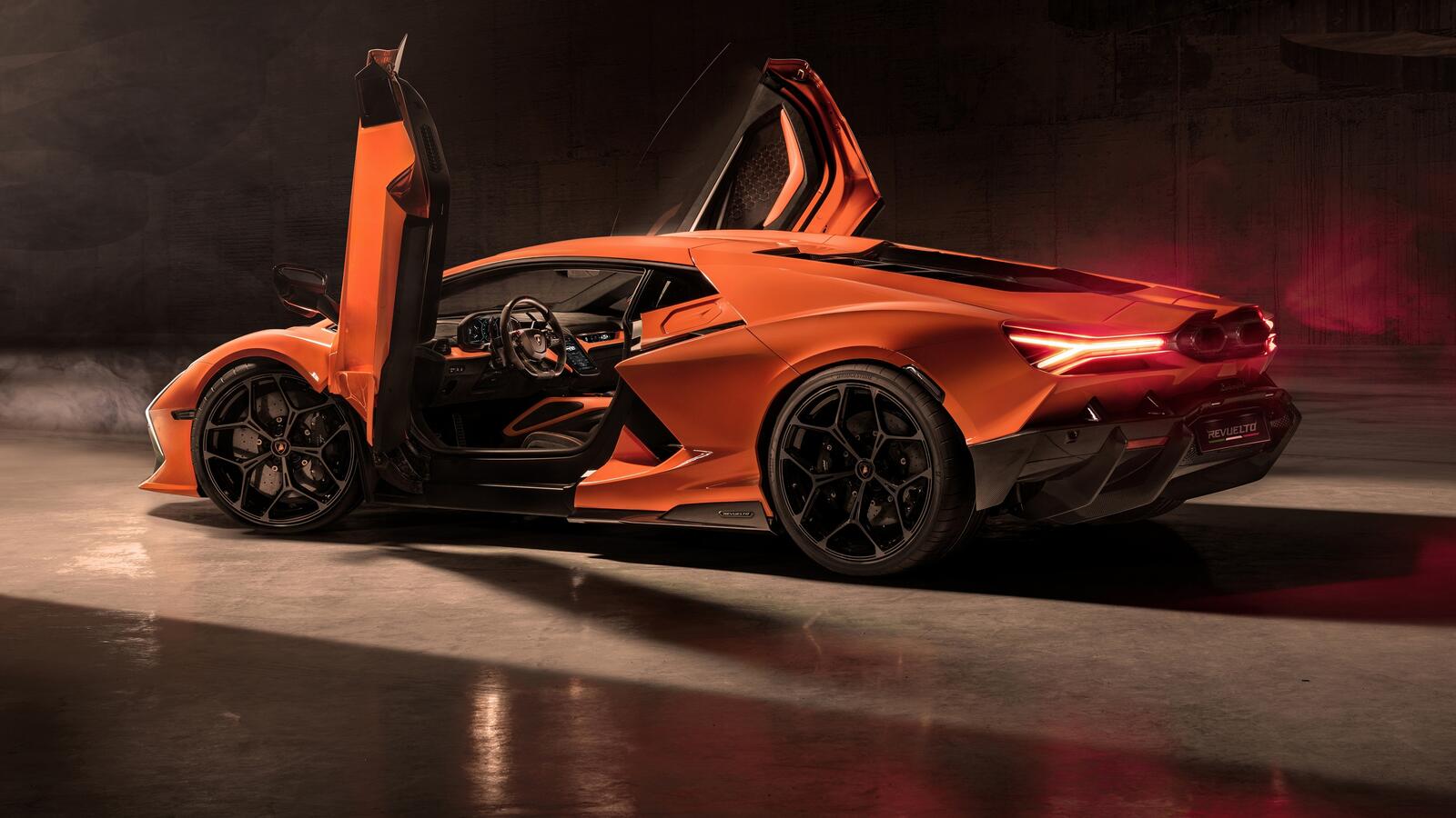 Бесплатное фото Оранжевая Lamborghini Revuelto 2024 года