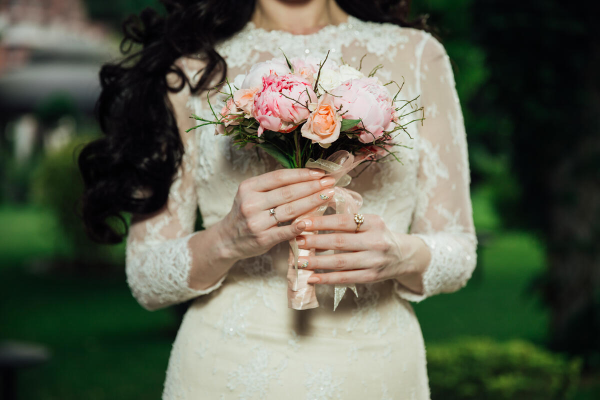 Невеста на свадебной церемонии с букетом цветов