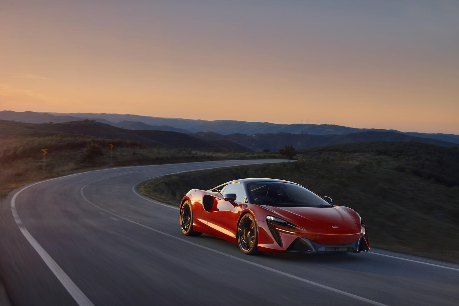Free photo The Mclaren 2021 in red drives at high speed